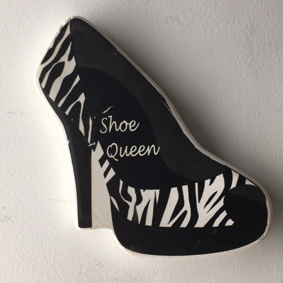 Shoe Queen Magnet - Picture 1 of 5
